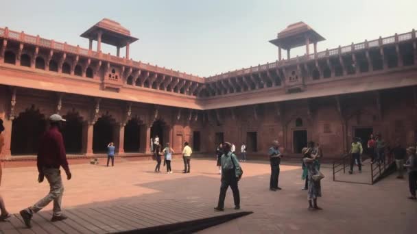 Agra, Ινδία, 10 Νοεμβρίου 2019, Agra Fort, οι τουρίστες περπατούν κατά μήκος της δομής κόκκινο τούβλο μέρος 8 — Αρχείο Βίντεο