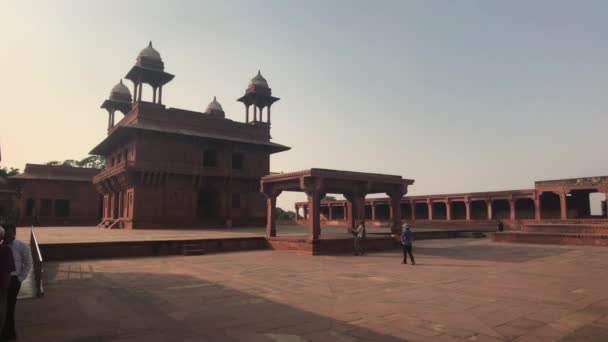 Fatehpur Sikri, Indien - 15 november 2019: Övergivna stadsturister inspekterar resterna av antiken del 15 — Stockvideo