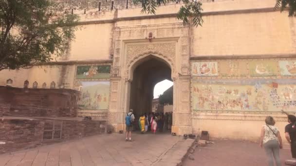 Jodhpur, India - 06 de noviembre de 2019: Mehrangarh Fort turistas suben lentamente a la parte de entrada 2 — Vídeos de Stock