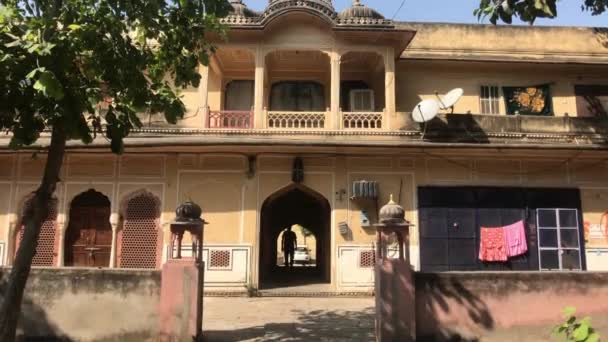 Jaipur, indien - 04. November 2019: hawa mahal tourist walks through the arch — Stockvideo
