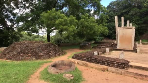 Mihintale, Sri Lanka, oude ruïnes en bossen — Stockvideo