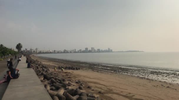 Mumbai, India - 10 de noviembre de 2019: Los turistas de Marine Drive caminan por el terraplén parte 2 — Vídeos de Stock