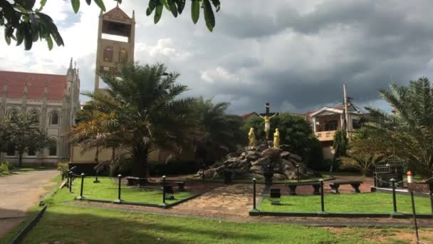 Negombo, Sri Lanka, 23 november 2019, Kerk van St. Sebastian, grondgebied aan de kerk uitzicht vanaf de weide naar de klokkentoren — Stockvideo