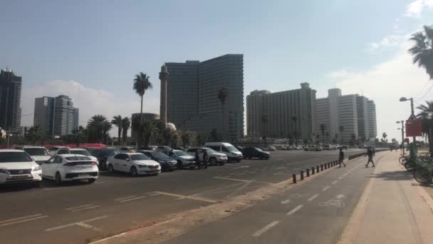 Tel Aviv, Israël - 22 oktober 2019: toeristen op straat in een moderne stad deel 14 — Stockvideo