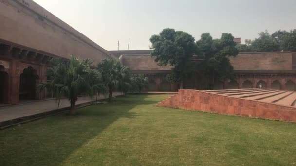 Agra, Indien - Agra Fort, hörnet av en grön glänta med en vägg — Stockvideo