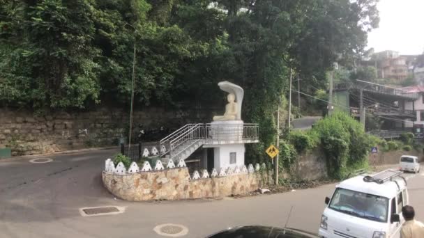 Kandy, Srí Lanka, 20. listopadu 2019, turistický pohled na pouliční sochu — Stock video