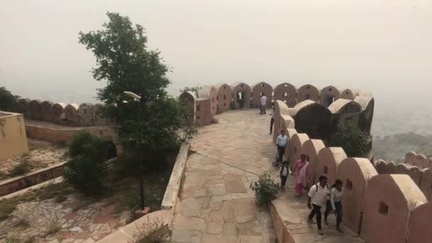 Jaipur, Hindistan - 05 Kasım 2019: Nahargarh Fort turistleri Pembe Tuğla Bölüm 2 'nin duvarından geçiyorlar — Stok video