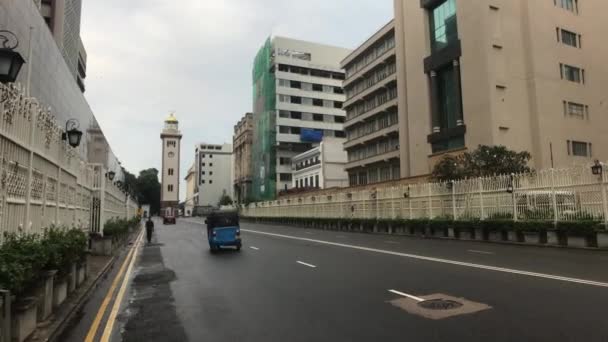 Colombo, Sri Lanka, 22 november 2019, ul. Chatham, uitzicht op de kapel vanaf de straat — Stockvideo