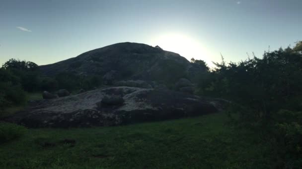 Yala, Sri Lanka, el sol se escondió detrás de una montaña — Vídeo de stock