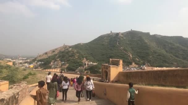 Jaipur, Indie, listopad 05, 2019, Amer Fort, turisté se pohybují po ulici starého města v pevnosti — Stock video