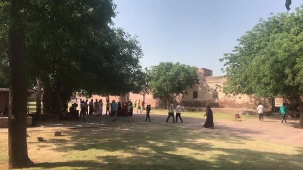 Jodhpur, Inde - 06 novembre 2019 : Les touristes de Mehrangarh Fort voient les sites de l'ancienne forteresse partie 20 — Video