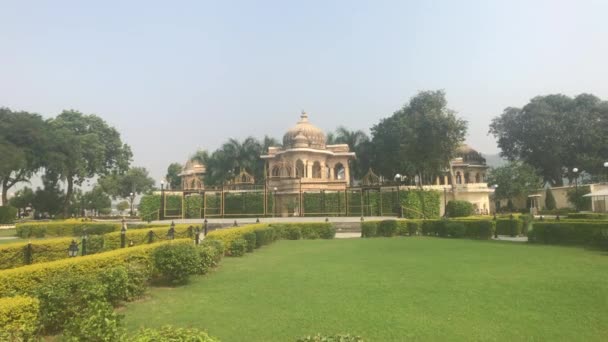 Udaipur, India - hermoso edificio en césped verde — Vídeo de stock
