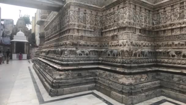 印度乌代普尔- 2019年11月13日：贾格迪什寺游客在一座美丽的神庙第六部分的背景下 — 图库视频影像