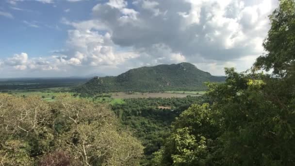Mihintale, Srí Lanka, hora v dálce na pozadí obzoru — Stock video
