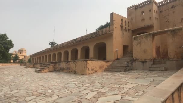 Jaipur, India - courtyard of the old fortress of yellow brick — Stock Video