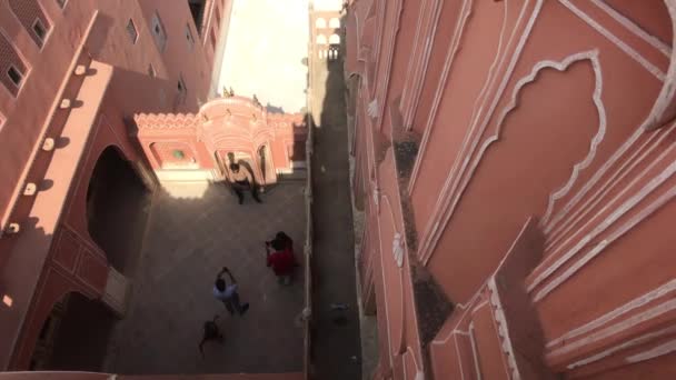 Jaipur, Índia - 04 de novembro de 2019: Os turistas Hawa Mahal vêem os pontos turísticos do antigo palácio parte 6 — Vídeo de Stock