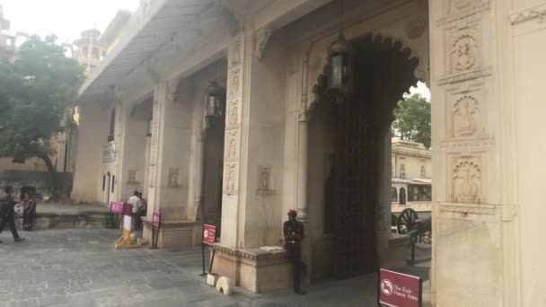 Udaipur, India - November 13, 2019: City Palace tourists go on the road part 4 — Stok video