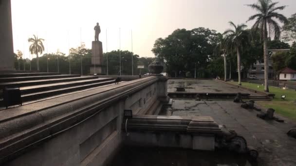 Colombo, Sri Lanka, 20 de noviembre de 2019, Plaza de la Independencia, Colombo 07, The Independence Memorial Hall, vista del monumento y las palmeras — Vídeos de Stock