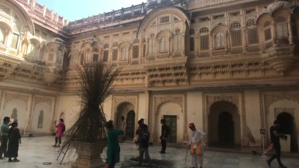 Jodhpur, Índia - 06 de novembro de 2019: Os turistas do Forte de Mehrangarh vêem os pontos turísticos da antiga fortaleza parte 13 — Vídeo de Stock