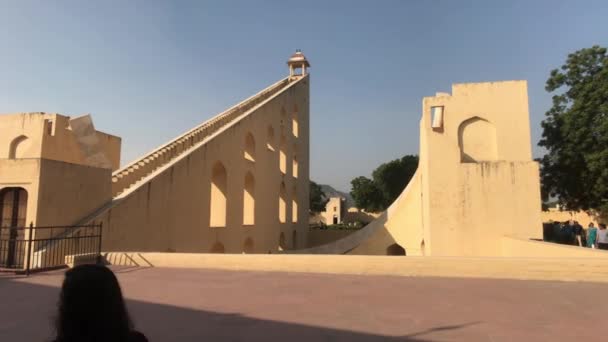 2019年11月4日，印度斋浦尔：Jantar Mantar游客在烈日下参观历史建筑第8部分 — 图库视频影像