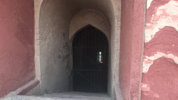 Agra, Hindistan - Agra Kalesi, kalenin zindanındaki eski demir kapı — Stok video
