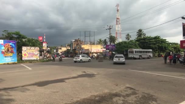 Negombo, Sri Lanka, 23 listopada 2019, tętniące życiem skrzyżowanie małego miasteczka — Wideo stockowe