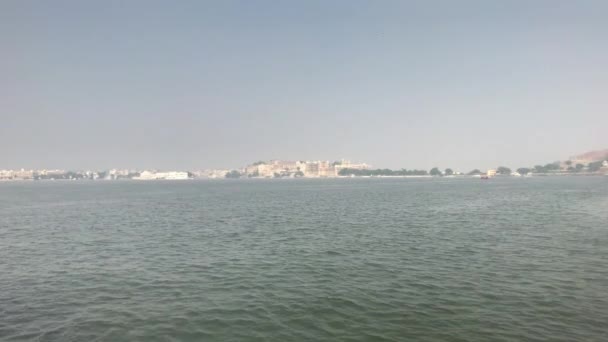 Udaipur, India - Caminar por el lago Pichola en un pequeño barco parte 2 — Vídeo de stock