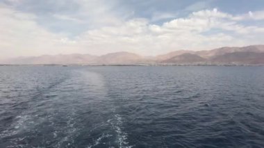 Eilat, İsrail - Yağmurdan önce bir turist gemisiyle denizde yürüyün
