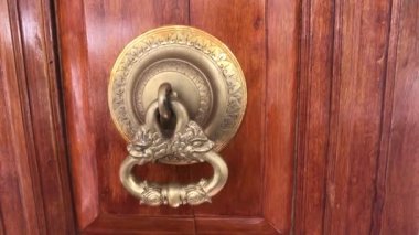 Kandy, Sri Lanka, büyük Buda tapınağının kapı tokmağı.