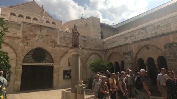 Betlejem, Palestyna - 20 października 2019: turyści chodzą ulicami miasta par 2 — Wideo stockowe