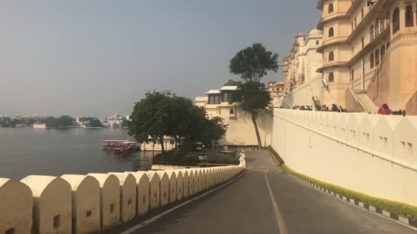 Udaipur, Inde - 13 novembre 2019 : Les touristes du City Palace se dirigent vers l'entrée du palais partie 3 — Video