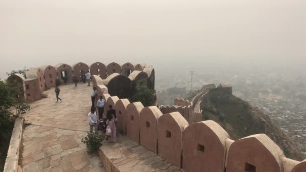 Jaipur, India - 05 de noviembre de 2019: Nahargarh Fort turistas pasean a través de la pared de ladrillo rosa — Vídeos de Stock