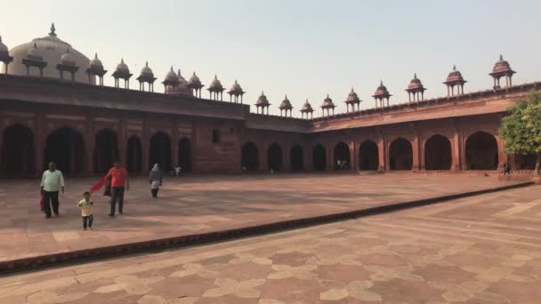 Fatehpur Sikri, Indie - 15. listopadu 2019: Opuštěné městské turisty pěšky po ulicích část 9 — Stock video