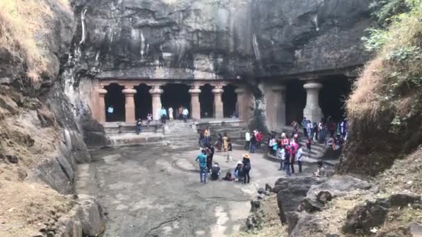 Mumbai, India - 10 novembre 2019: I turisti delle Grotte di Elefanta ispezionano le rovine storiche parte 4 — Video Stock