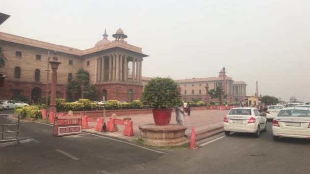 New Delhi, India, 11 novembre 2019, le auto si trovano sullo sfondo di un vecchio edificio nella parte 4 della capitale — Video Stock