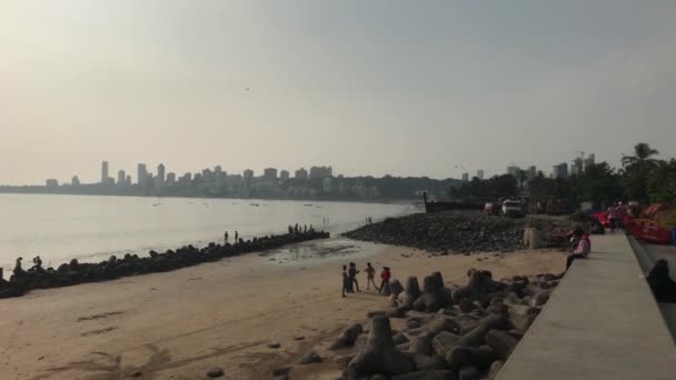 Мумбаї (Індія) 10 листопада 2019 року: туристи на водах морської піхоти ходять уздовж насипу. — стокове відео
