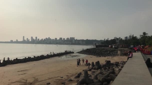 Mumbai, Indie - 10. listopadu 2019: Turisté z Marine Drive kráčejí podél náspu — Stock video