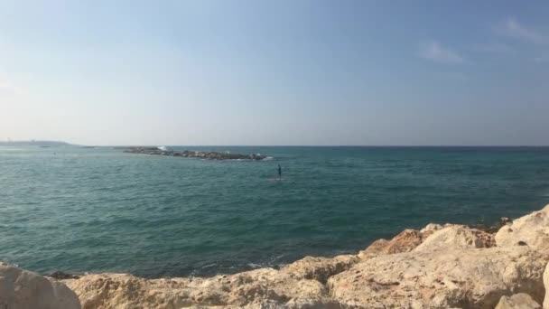 Tel Aviv, Israel - October 22, 2019: tourist swims by sea — 비디오