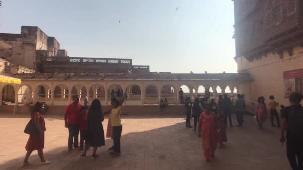 Jodhpur, India - 06 novembre 2019: I turisti di Mehrangarh Fort vedono le attrazioni della vecchia fortezza parte 4 — Video Stock