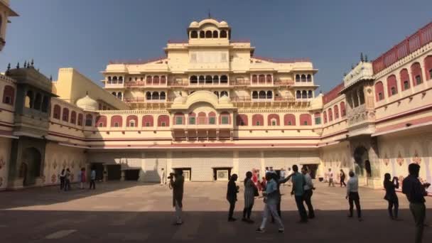 Jaipur, Indie - 04. listopadu 2019: Městský palác, skupina turistů fotí zdi budovy — Stock video