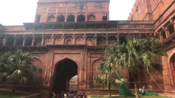 Agra, India, November 10, 2019, Agra Fort, ένα ρεύμα τουριστών κινείται στο έδαφος του φρουρίου μέρος 4 — Αρχείο Βίντεο