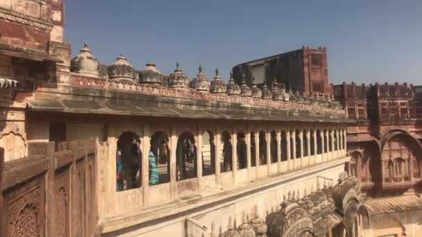 Jodhpur, Indie - listopad 06, 2019: Mehrangarh Fort turisté vidět památky staré pevnosti část 17 — Stock video