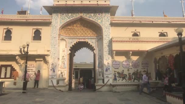 Udaipur, India - 13 november 2019: City Palace toeristen gaan op de weg deel 8 — Stockvideo