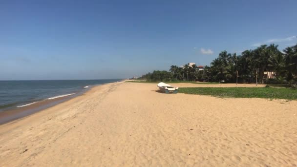 Negombo, Sri Lanka, régi törött csónak a strandon — Stock videók