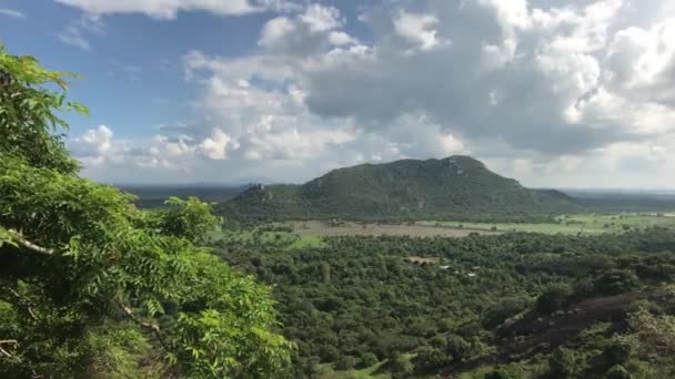 Mihintale, Sri Lanka, green field against the backdrop of the mountain — ストック動画