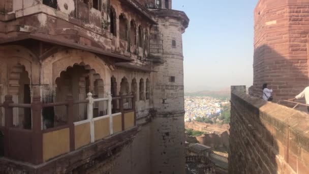 Jodhpur, Indie - 06 listopada 2019: Turyści z Mehrangarh Fort widzą zabytki starej twierdzy część 11 — Wideo stockowe