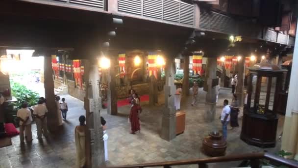 Kandy, Sri Lanka, 20 de noviembre de 2019, Sri Dalada Maligawa turistas esperan el inicio de la ceremonia parte 3 — Vídeo de stock