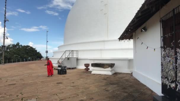 Mihintale, Sri Lanka, 24 de novembro de 2019, Complexo do Templo de Mihintale, monge no fundo da cúpula — Vídeo de Stock