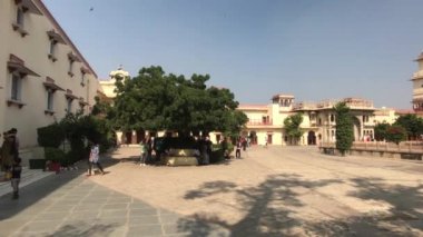Jaipur, Hindistan - 4 Kasım 2019: Şehir Sarayı turistleri binanın gölgesinde saklanıyor