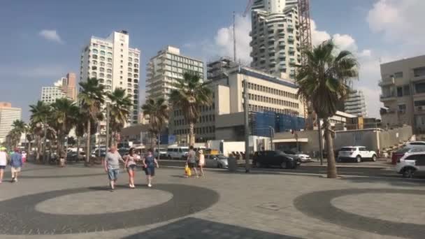 Тель-Авив, Израиль - 22 октября 2019 года: туристы на улицах современной части города 8 — стоковое видео